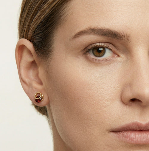 Pendientes de botón redondos con granate y tensión estilo eclipse