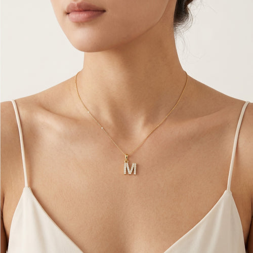 Gold-Anhänger mit dem Buchstaben "M" und Zirkonias
