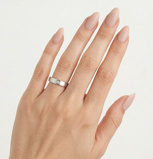 Alliance carrée en or blanc
