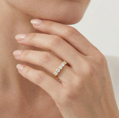 Anillo de oro con cinco circonitas cúbicas redondas