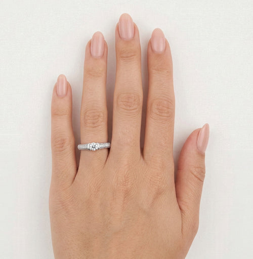 Anillo de plata con engaste parcial fino