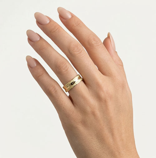 Bague de mariage élégante en or jaune avec finitions duales.