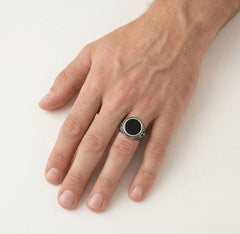 Pánský prsten ze stříbra s onyxem, kulatý rámeček
