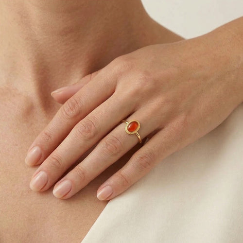 Anillo de oro amarillo con piedra de coral rojo