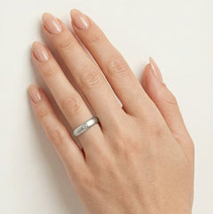 Klasický solitérní platinový snubní prsten