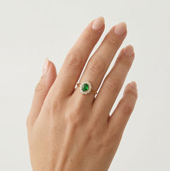 Bague en émeraude synthétique avec zircons.