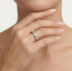 Bague en or blanc avec zircone cubique en diagonale