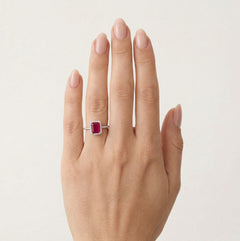 Anillo de plata con rubí sintético montado en garras