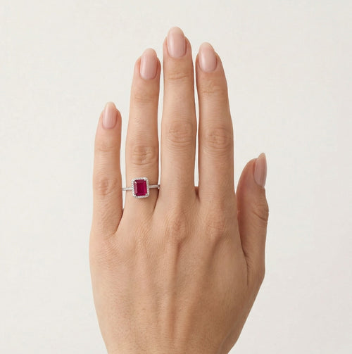 Anillo de plata con rubí sintético montado en garras