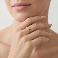 Anillo elegante con hoja de oro elevada