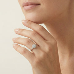 Stříbrný prsten s lesklými kubickými zirkony