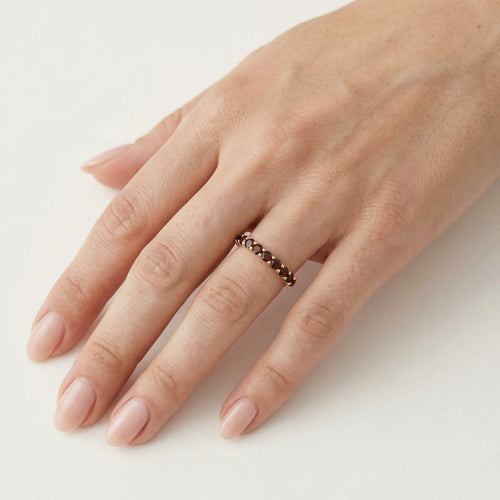 Anillo de oro amarillo con granates