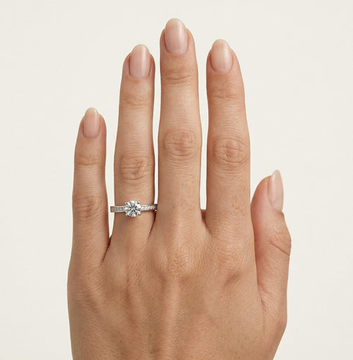 Bague en argent avec accent sur zircon cubique central