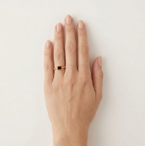 Bague avec grenat taille émeraude en sertissage clos