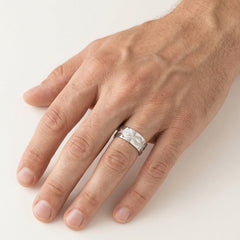 Jedinečný snubní prsten z bílého zlata