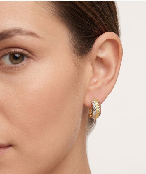 Dreifarbiger Goldohrring mit Klappbügelverschluss