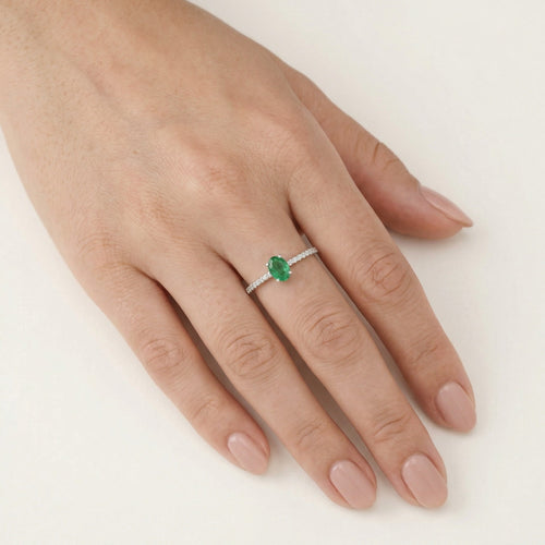 Klasický prsten z bílého zlata s diamantem a smaragdem