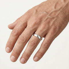 Tenký klasický snubní prsten z bílého zlata