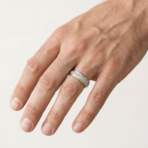 Snubní prsten z bílého zlata s matným středem