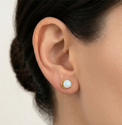 Boucles d’oreilles uniques en opale blanche avec zircon cubique