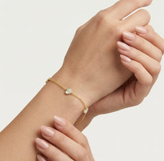 Pulsera de cadena para mujer en oro amarillo con corazones de nácar