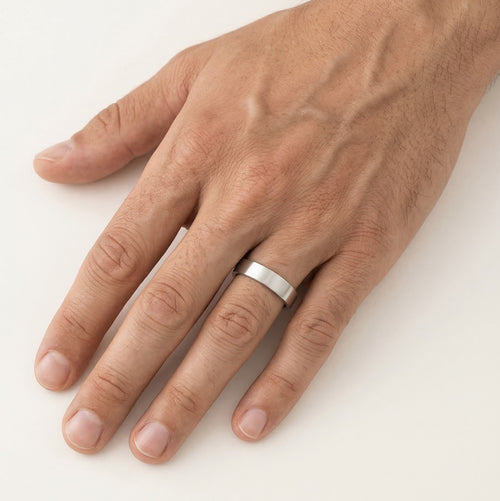 Anillo de boda sencillo de oro blanco.