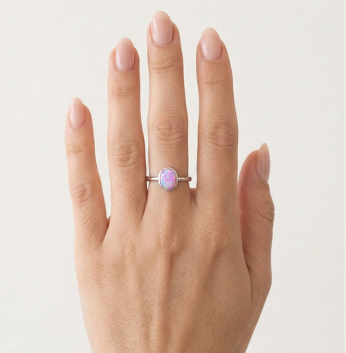 Anillo sencillo de oro rosa con ópalo