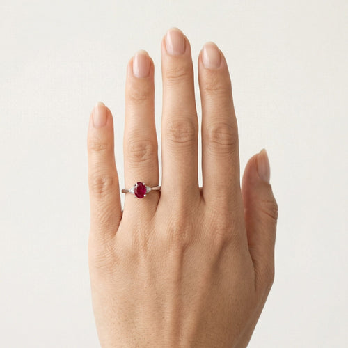 Klasický dámský prsten s diamantem a rubínem z bílého zlata