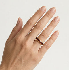 Bague élégante en or jaune avec grenats.