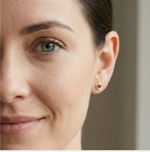 Anmutige Granat-Ohrstecker mit runder, feiner Step-Facettierung für Damen