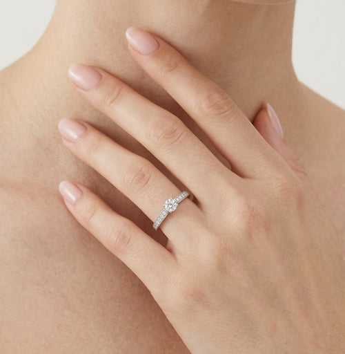 Elegant white gold ring with diamonds