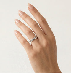 Klasický snubní prsten z bílého zlata