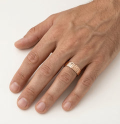 Bague de mariage en or rose avec lignes ondulées