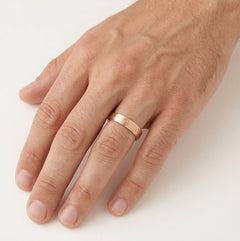 Bague de mariage en or rose avec symboles