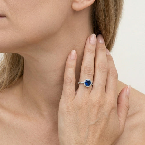 Stříbrný prsten s jiskřivým safírem