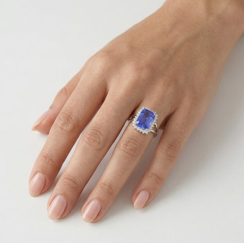 Safír smaragdového brusu na stříbrném prstenu