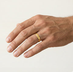 Elegantní snubní prsten ze žlutého zlata