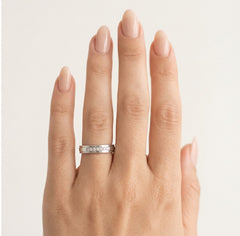 Snubní prsten z bílého zlata s diamanty