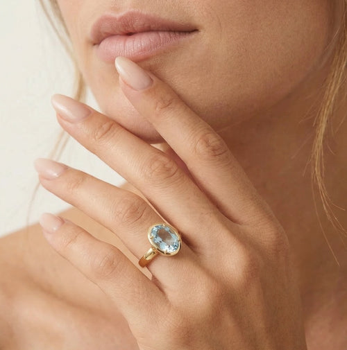 Zlatý prsten s fasetovaným drahokamem modrým topazem