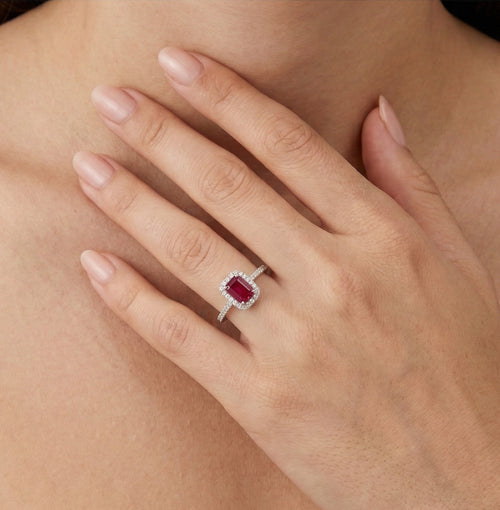 Bague en or blanc avec rubis et halo de diamants