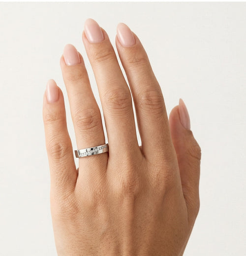 Vysoce leštěný snubní prsten z bílého zlata