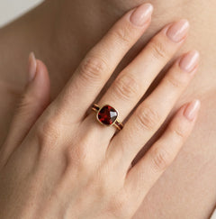 Bague en or jaune avec grenat taillé coussin et radiant