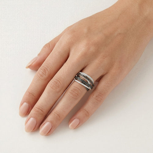 Elegantní dámský prsten s černými a bílými diamanty