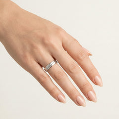 Alliances en or blanc mat avec ligne unique