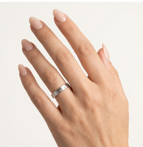 Snubní prsten z bílého zlata s plochou leštěnou linií a kameny