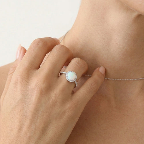 Bague royale ronde en opale blanche