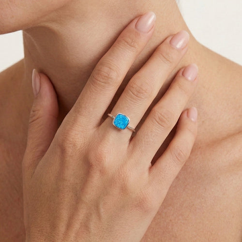 Bague carrée plate en opale bleue