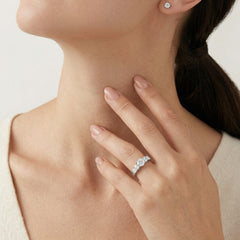 Runder Ring mit feinem Stufenschliff in Reihe