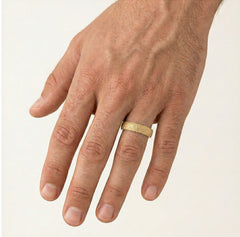 Pískované jiskřivé snubní prsteny ze žlutého zlata