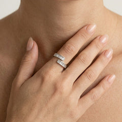 Unvollendeter Silberring mit Baguette-Zirkonia